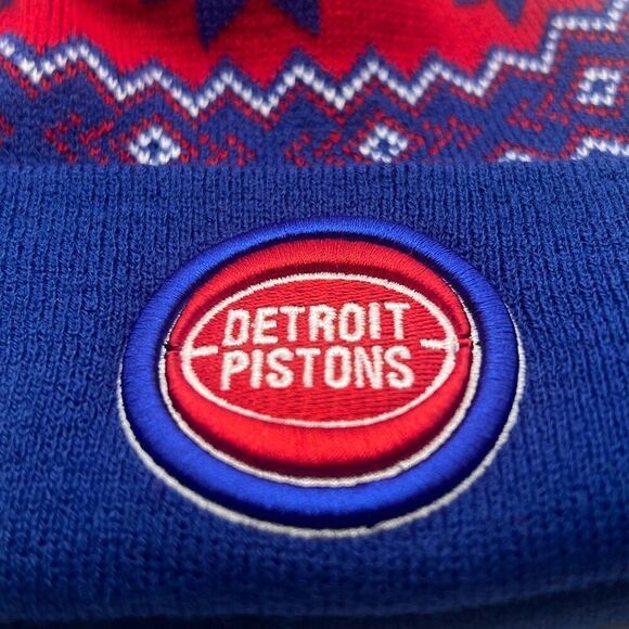 New Era NBA Detroit Pistons Snow burst Pom Cuffed Knit Mens warm Beanie NWT - Picture 2 of 5
